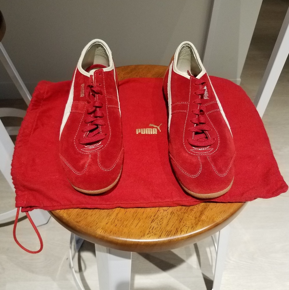 Retro styled pumas.
